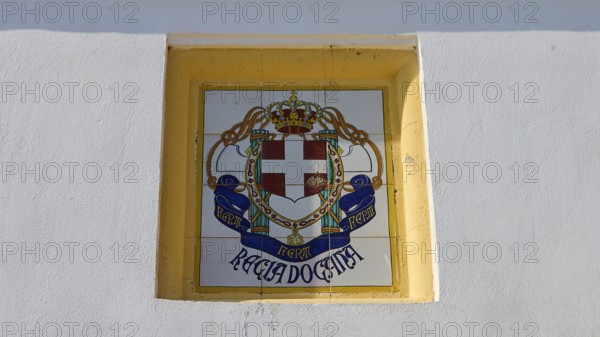 Fascist Italian coat of arms, A mural with a coat of arms showing a cross, a crown and banners in a