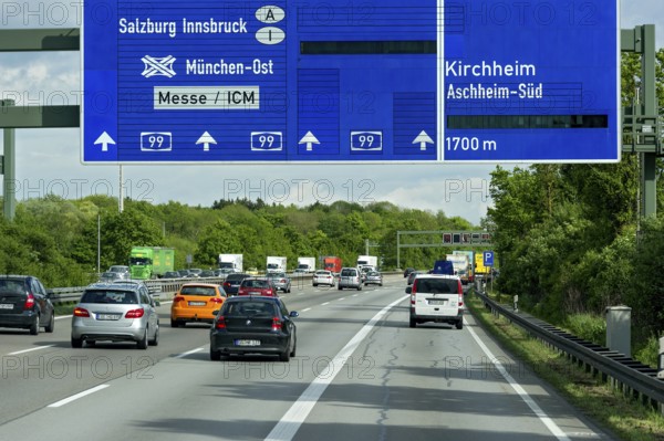 Signpost, hard shoulder passable in heavy traffic, A99 motorway near Aschheim, Upper Bavaria,