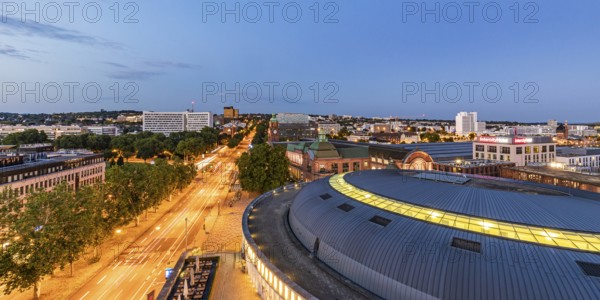 Gustav-Stresemann-Ring, the shopping centre Lili and behind it the main station in the evening,