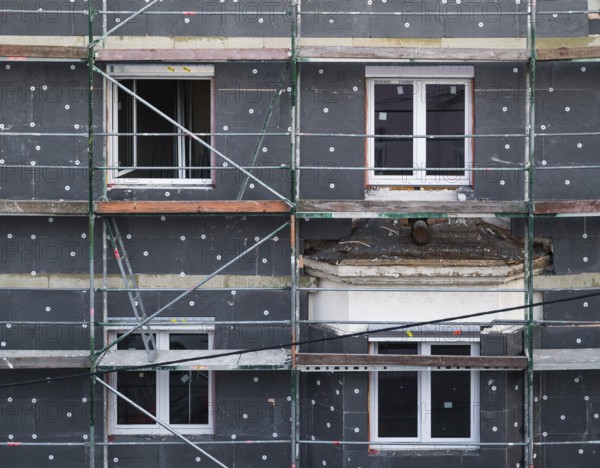 Energetic renovation of an apartment building, renovation of an old building, thermal insulation,