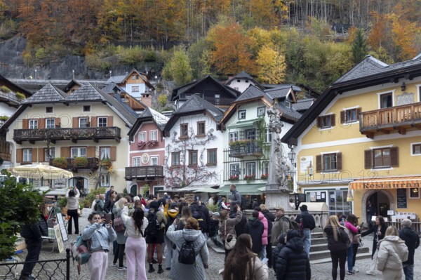 Tourists taking pictures, market square, Hallstatt, Upper Austria, Salzkammergut, Austria. 29.10