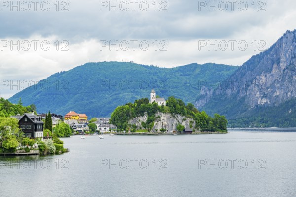 The village of Traunkirchen with the Johannesberg Chapel on Lake Traunsee, on the right the