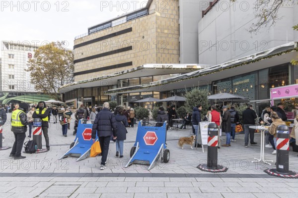 In the run-up to Christmas, the cityscape is characterized by terrorist blockages. Drive-through
