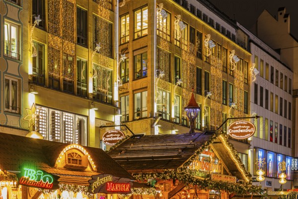 Stalls selling roasted almonds and mulled wine, Christkindlmarkt, illuminated Kaufingerstraße,