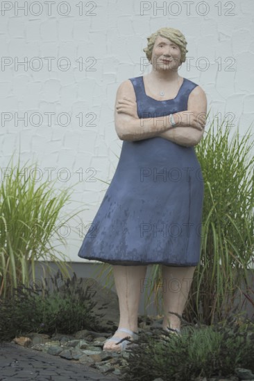Sylter Frau sculpture by Christel Lechner 2021, modern art, everyday people, sculpture park, life