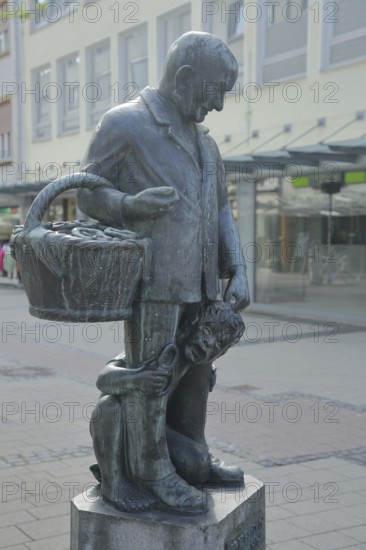 Pretzel Adam sculpture by Werner Bernd 1977, modern art, life-size man standing with basket and