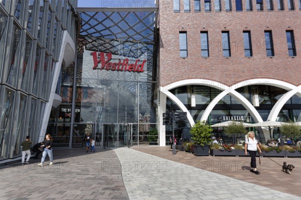 Westfield Überseequartier, shopping center, adventure center with passers-by, logo, lettering on