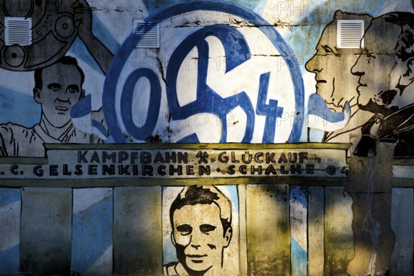 Painted wall on the Glückauf battle track with motifs of FC Schlake 04, Schalke, district of