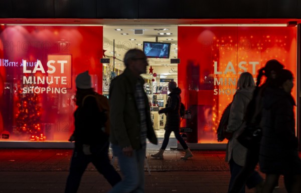 Full city center, shopping street, Kettwiger Straße pedestrian zone in Essen, shop window of a