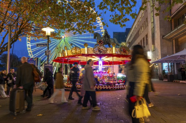 Full city center, shopping street, Kettwiger Straße pedestrian zone in Essen, first takeaways and