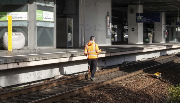 Workers on tracks at the closed Berlin Südkreuz train station, 31.10.2025. There are no ICE trains