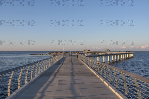 New 720 meter long pier in Prerow in the evening light, open since October 2024, Prerow, Darß,