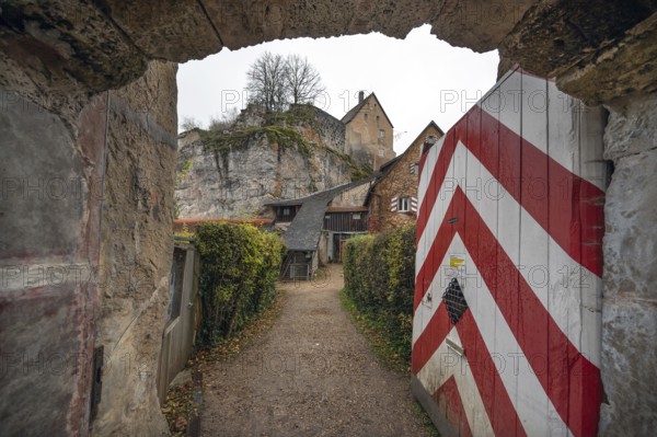 Entrance gate to Pottenstein Castle, dating from around 1057 and 1070, today a museum, Pottenstein,