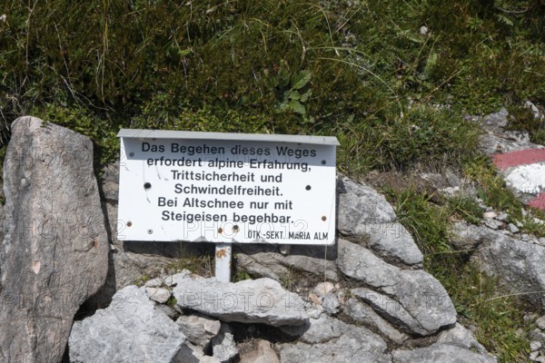 Warning sign with reference to alpine experience, sure-footedness, head for heights, old snow and