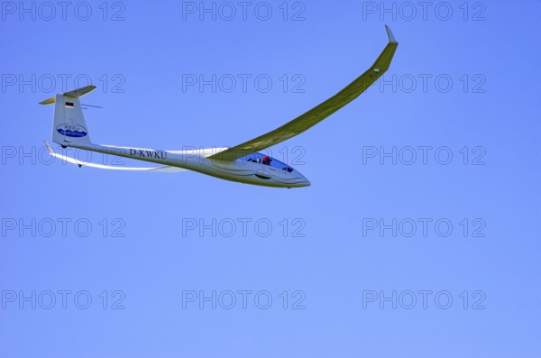 A Schempp-Hirth Arcus E motor glider, registration D-KWKU, during a screening as part of an air