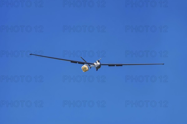 A Hänle H-101 somersault glider, registration D-3033, during a demonstration as part of an air show