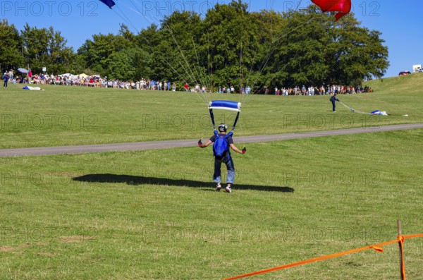 Landing of skydivers during an aerial acrobatic performance as part of an air show at the Rossfeld
