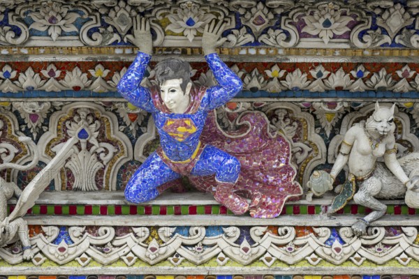 Decorative elements with pop culture references (for example comics, superheroes) in the stucco and