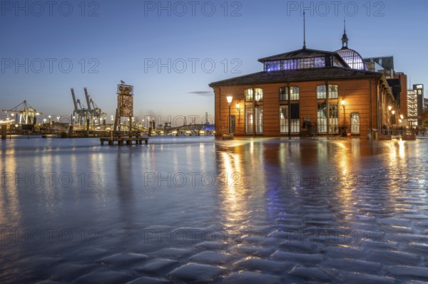 Storm surge (flood) of 24.10.2025 at the Hamburg fish market on the Elbe during the blue hour,