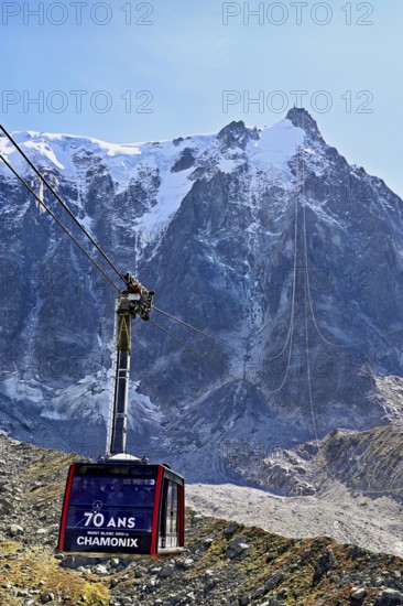 View of the arriving cable car from the Plan de l'Aiguille middle station, in the back the mountain