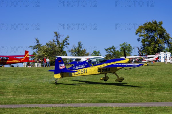 An Extra EA-300 from Extra Flugzeugproduktions- und Vertriebs GmbH with registration D-EXBH during