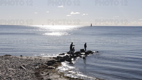 Beach scene on Fehrmannsundstrand in sunny autumn weather, Fehmarn island, 18.10.2025, Fehmarn,