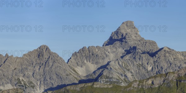 Mountain panorama from the Koblat-Höhenweg on the Nebelhorn across the Obertal with lush green
