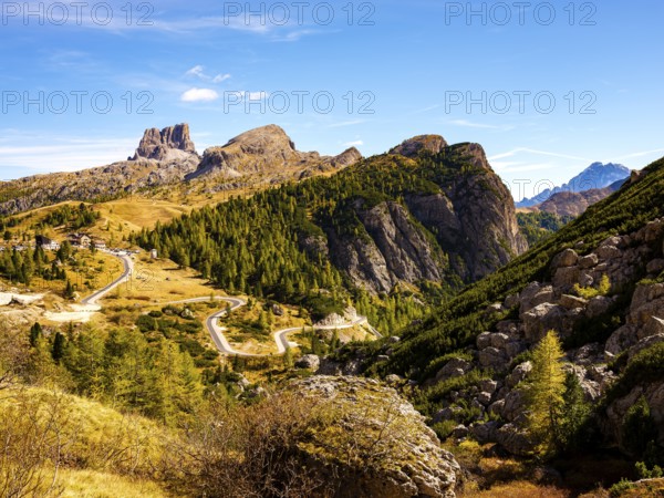 Alpine panorama above the Falzarego Pass, back Averau, right Civetta, Dolomites, Alps, Belluno