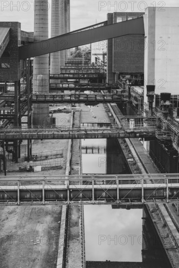 Zollverein coking plant, coke ovens, chimneys, conveyor bridges, view from above, black and white