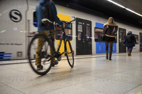 Underground incoming S-Bahn, train, class 420 iGeneration 2025, platform, travellers, passengers,
