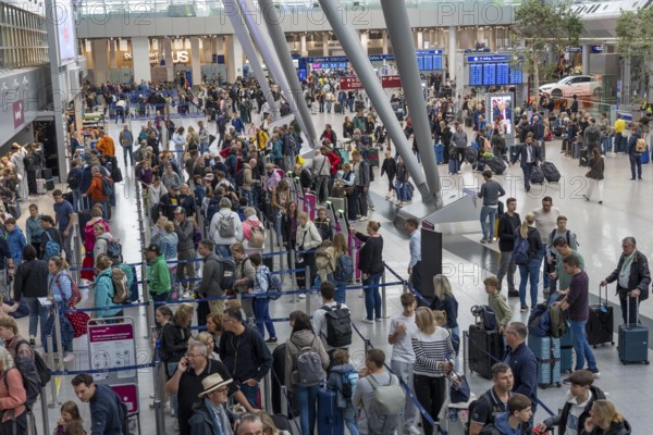 Full check-in hall, queues, Terminal B, many thousands of people take off on the first day of the