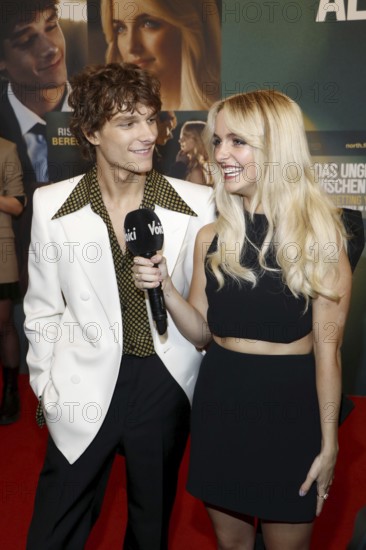 Mason Thames and Mckenna Grace at a fan event for All das Ungesagte zwischen uns - Regretting You
