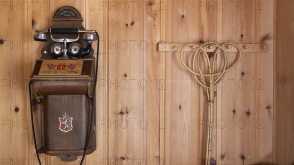 Altes Wandtelefon, historischer Bauernhof und Pilgerunterkunft Budsjord, Dovre, Pilgerweg Olavsweg