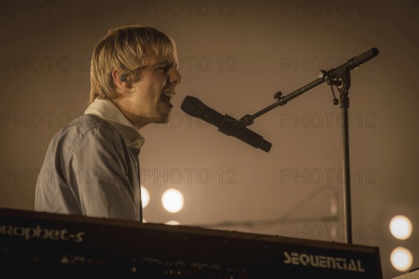Louie Swain, Keyboarder von Parcels live in der Berliner Max-Schmeling-Halle am 04.10.2025