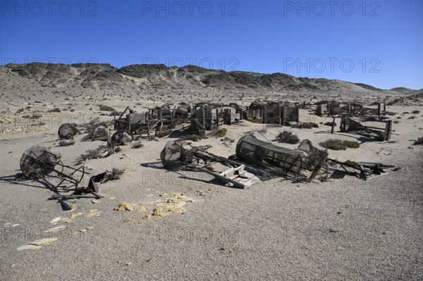Verrostete Trommelsiebe im Wüstensand, Pomona, Diamentensperrgebiet, bei Lüderitz, Region Karas,