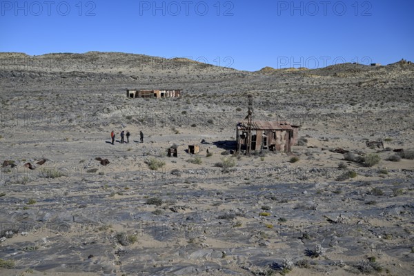 Touristengruppe bei den Ruinen der ehemaligen Diamantenstadt Pomona, Diamentensperrgebiet, bei