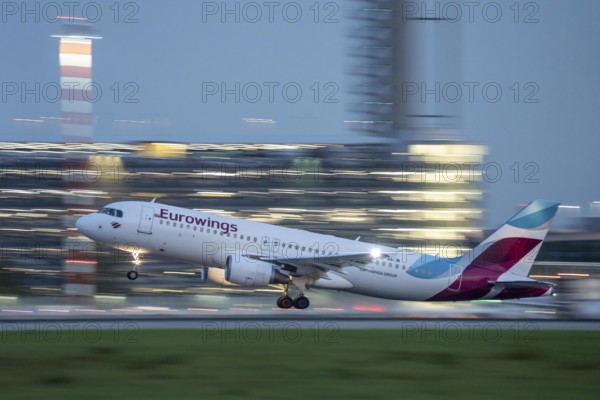Eurowings Airbus A320, beim Start auf dem Flughaben Düsseldorf, DUS, Nordrhein-Westfalen,