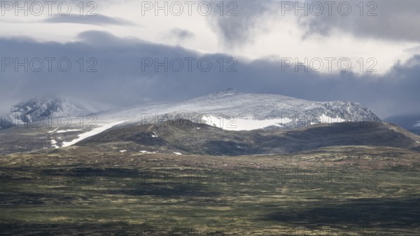 Blick auf schneebedeckte Berggipfel und baumlose Landschaft, Wolken, Pilgerweg Olavsweg, Olavsleden