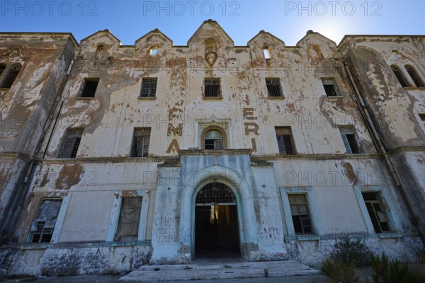 Lost Place, Frontansicht eines verlassenen Gebäudes mit geschichteten Details und verblassten
