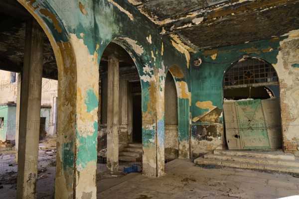Lost Place, Verlassene Arkaden mit bunten Wänden im Inneren eines alten Gebäudes, Caserma Avieri,