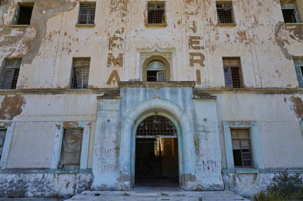 Lost Place, Der verlassene Haupteingang eines ehemals imposanten Gebäudes, Caserma Avieri,