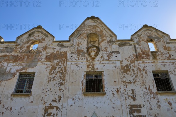 Lost Place, Verfallene Fassade eines alten Gebäudes vor klarem Himmel, Caserma Avieri, Gefängnis,