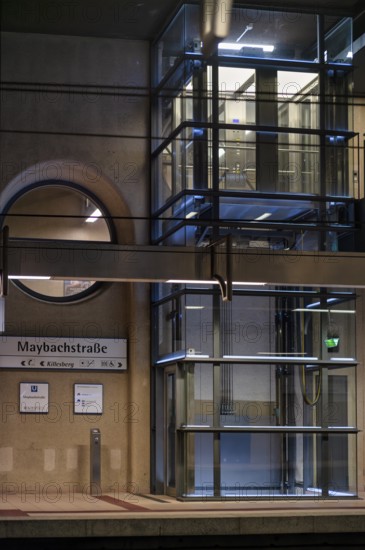 Gläserner Aufzug, Haltestelle Maybachstrasse, U-Bahn, Stadtbahn, Bahnsteig, Bahnhof, ÖPNV,