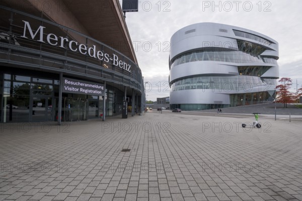 Moderne Architektur des Mercedes-Benz Museums mit fließenden Linien und Platten, Besucheranmeldung