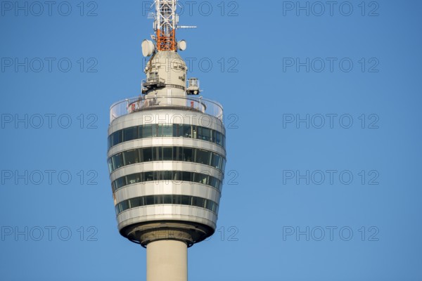 Detailaufnahme eines modernen Turms aus Glas und Metall vor blauem Himmel, Fernsehturm,