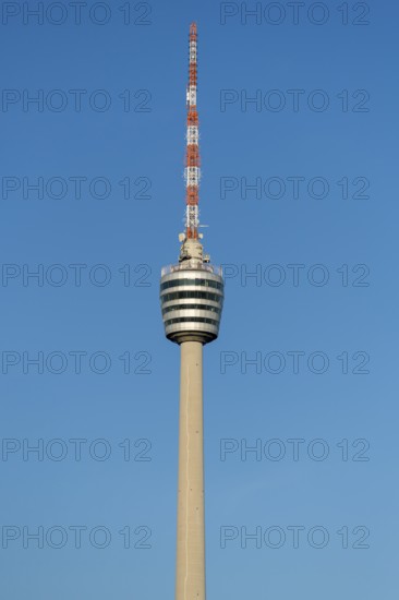 Hoher Fernsehturm mit Antenne vor einem klaren blauen Himmel, Stuttgart-Degerloch,