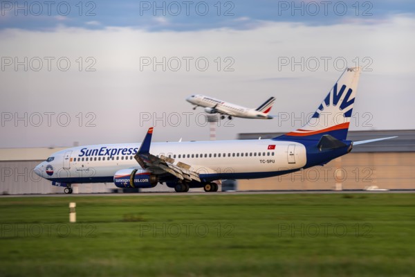 Sunexpress Boeing 737-800, lands, Air France Air France Hop, Embraer E170STD, takes off at