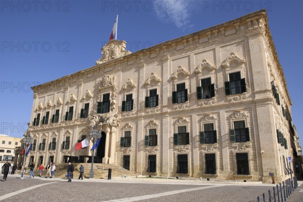Building Auberge de Castille, official residence of the Prime Minister of Malta, in front of it