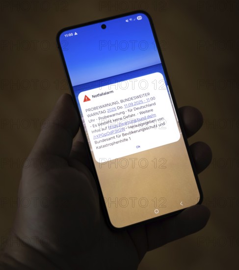 On 11 September 2025 at 11:00 a.m., a test warning appears on a smartphone, issued by the Federal