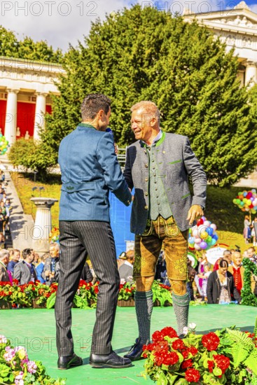 Bavarian Radio presenter Dominik Göbl in conversation with the head of the Paulaner Brewery Andreas